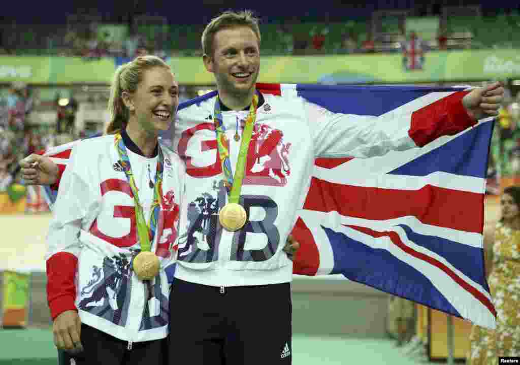 Atlet balap sepeda peraih medali emas Jason Kenny dari Inggris berfoto bersama pacarnya, atlet sepeda omnium atau sepeda trek, Laura Trott, juga dari Inggris di Rio de Janeiro (16/8). (Reuters/Matthew Childs)