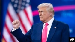Президент Дональд Трамп после выступления на Конференции консерваторов (CPAC) в Gaylord National Resort & Convention Center в субботу, 22 февраля 2025 года, в Оксон-Хилле, штат Мэриленд (AP Photo/Jose Luis Magana)