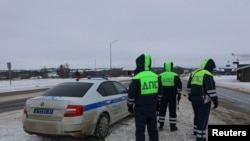Сотрудники ДПС недалеко от места крушения Ил-76. Белгородская область, январь 2024 г. 