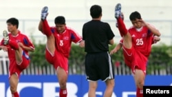 지난 2006년 6월 월드컵 아시아 예선에 출전할 북한 선수들이 몸을 풀고 있다. (자료사진)
