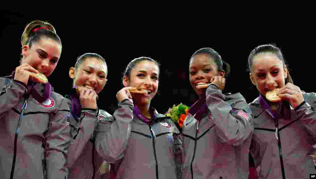 Các vận động viên Mỹ McKayla Maroney, Kyla Ross, Alexandra Raisman, Gabrielle Douglas và Jordyn Weiber cắn vào huy chương vàng tại trận chung kết thể dục dụng cụ nghệ thuật nữ.