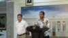 Menteri Pariwisata Arief Yahya (kanan) dan Menteri Perhubungan Ignatius Jonan di kantor Kepresidenan Jakarta (15/10). (VOA/Andylala Waluyo)