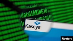 La página web de Kaseya se ve a través de una lupa frente al código binario mostrado en esta ilustración tomada el 6 de julio de 2021.