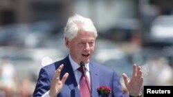 El expresidente de Estados Unidos, Bill Clinton, pronuncia un discurso durante el vigésimo aniversario del despliegue de las tropas de la OTAN en Kosovo en Pristina, Kosovo, el 12 de junio de 2019. 