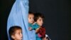 一个从巴基斯坦返回阿富汗的家庭在联合国难民署（UNHCR）观看一个矿物爆炸及保护措施的视频(2016年9月27日)