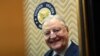ARCHIVO - Walter Mondale entra en un ascensor en el Capitolio en Washington, el 3 de enero de 2018.
