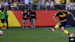 James Rodríguez anotó el segundo gol con un remate de penal hacia la esquina derecha. 