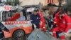 Персоналот на палестинската Црвена полумесечина проверува уништено амбулантно возило во Деир ел-Балах во централниот дел на Појасот Газа, на 11 јануари 2024 година, додека трае конфликтот меѓу Израел и палестинската милитантна група Хамас.