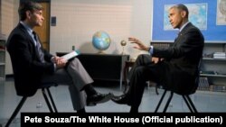 El presidente Obama, derecha, conversó con el periodista George Stefanopoulos sobre las elecciones en 2016 y señaló que haré todo lo posible para gane un demócrata a pesar de la derrota en las elecciones de medio término.