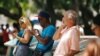 Cubanos comprueban la conexión a internet desde teléfonos móviles en La Habana, Cuba, el 10 de agosto de 2018.