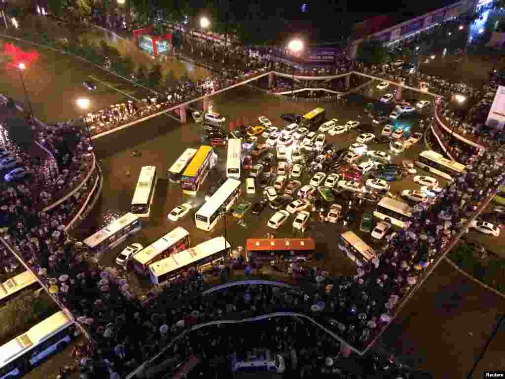 Puluhan kendaraan terjebak dalam genangan air saat hujan lebat di kota Xi'an, Shaanxi, China.