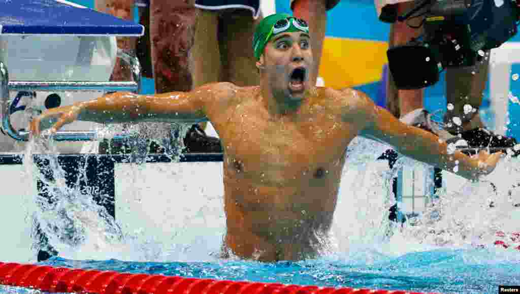 Vận động viên Nam Phi Chad le Clos sau khi thắng trận chung kết môn bơi lội nam 200 mét bướm.