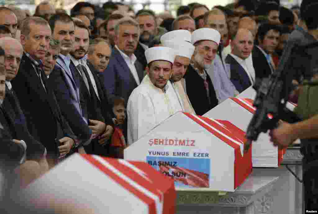 Presiden Turki Recep Tayyip Erdogan (kiri) menghadiri upacara pemakaman seorang kurban kudeta yang gagal di masjid Fatih, Istanbul (17/7). (Reuters/Alkis Konstantinidis)