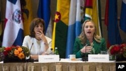 La secretaria de Estado de EE.UU., Hillary Clinton (derecha), junto con la ministra de Relaciones Exteriores colombiana María Ángela Holguín Cuéllar, durante la reunión realizada en Nueva York bajo el título Conectando las Américas.