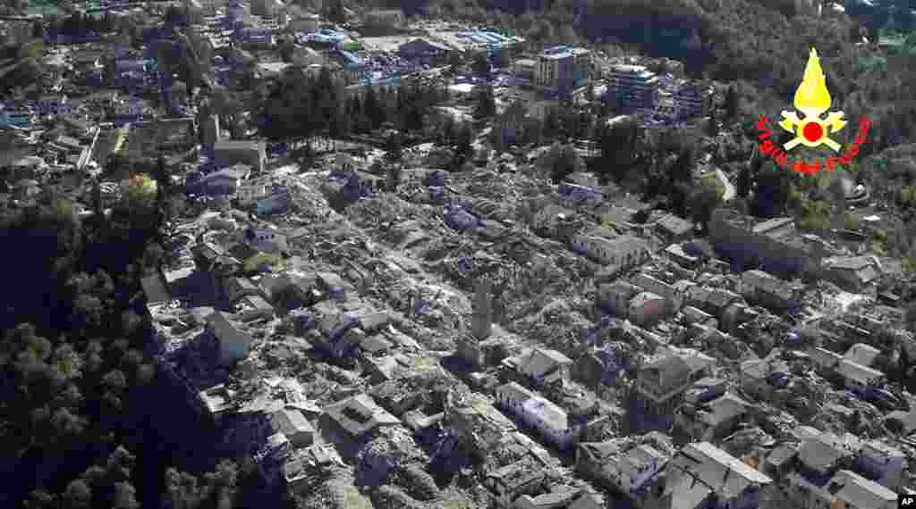 Bangunan-bangunan yang hancur di kota Amatrice akibat gempa berkekuatan 6,6 Skala Richter di Italia Tengah (30/10).