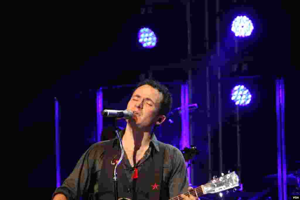 El cantante colombiano Fonseca interpret[o sus clásicos temas y las nuevas canciones de su disco "Ilusión".