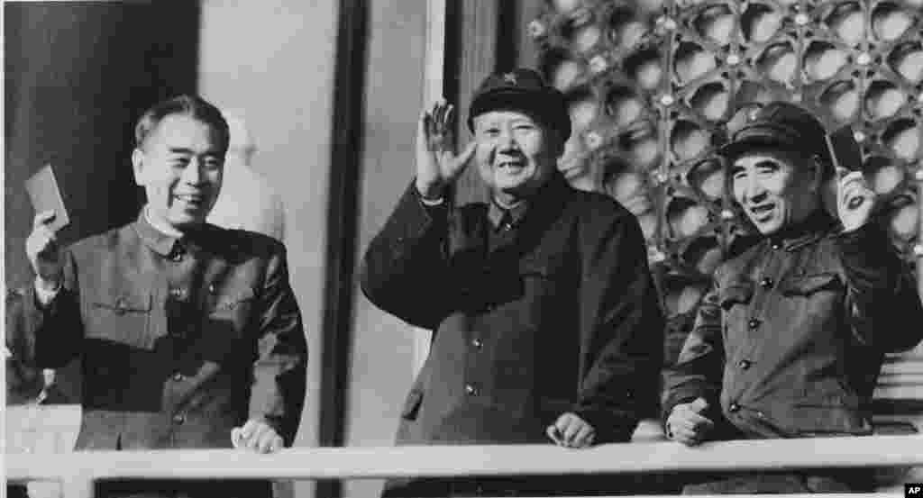 1967年,中共主席毛泽东和他的副手林彪以及中国总理周恩来在天安门上微笑。毛泽东和周恩来的关系并非中国官方媒体和毛左粉饰得那么好。章含之在谈到毛泽东1973年对周的不满时告诉美国之音:“ 当然在这个问题上,毛主席表面上批评了一些对美国的外交政策,认为周恩来掌握的外交政策是对美国的让步。特别是美苏之间当时(1973年5月)又签署了限制核武器的条约,毛主席就认为美国和苏联要联手对付中国了,他认为‘山雨欲来风满楼’。所以这种关系就很复杂了。中国要跟美国联合起来对付当时的苏联,但是美苏之间又在不断地谈判。毛主席就觉得美苏在靠近,签订核条约,美国人就是想把祸水往东边推。当时周恩来和外交部对情况没有估计得这么严重。从毛主席的角度来说,他就觉得你政策上右倾了。所以74年基辛格来的时候毛主席没见他。每年主席都见,唯独这一年不见。他就是对美国有意见了。”