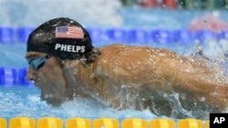 Michael Phelps trong cuộc đưa bơi bướm 200 mét tại Olympic London, ngày 30/7/2012 
