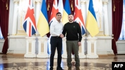 Ukrajinski predsednik Volodimir Zelenski rukuje se sa britanskim premijerom Rišijem Sunakom tokom susreta u Kijevu (Foto: Stefan Rousseau / POOL / AFP)