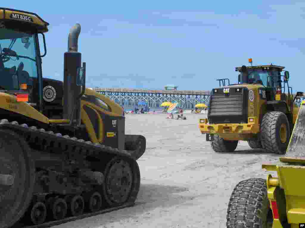 Peramal cuaca memperingatkan bahwa Badai Arthur dapat menyebabkan erosi pantai di Pantai Folly, South Carolina (3/7). (AP/Bruce Smith)
