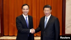 2015年5月4日台湾国民党主席朱立伦（左)在北京人民大会堂与中国国家主席习近平握手。