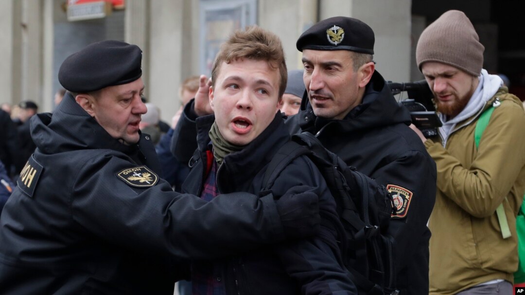 Policijsko privođenje Romana Protaseviča u Minsku (Foto: Reuters)