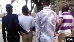 Coque Mukuta, (2º à esquerda) jornalista Voz da América sendo detido em Luanda durante a manifestação de 8 de Agosto 2015, Luanda. Angola