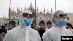 Turisti nose zaštitne maske na karnevalu u Venciji, koji je skraćen za dva dana. 
