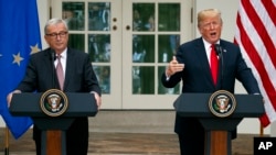 Predsednik SAD Donald Tramp i predsednik Evropske komisije Žan-Klod Junker na zajedničkoj konferenciji za novinare u Beloj kući (Foto: AP/Evan Vucci)