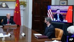 Rais wa Marekani Joe Biden afanya mazungumzo na mwenzake wa China Xi Jinping kwa njia ya mtandao, White House Jumatatu Nov. 15, 2021, Waziri wa Fedha Janet Yellen, kulia, na Waziri wa Mambo ya Nje Antony Blinken wakisikiliza. (AP Photo/Susan Walsh)