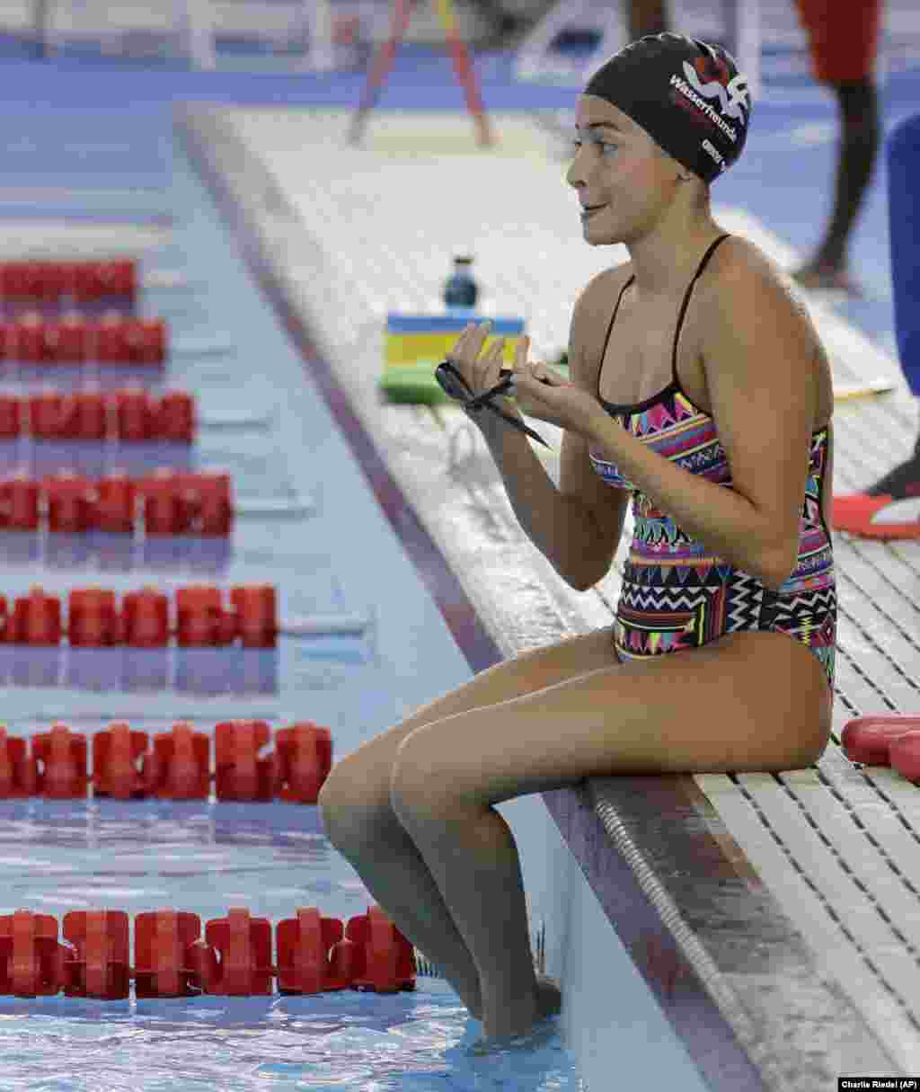 Anggota tim pengungsi Olimpiade Yusra Mardini dari Suriah, bersiap berlatih di tepi kolam renang Stadion Aquatics Olimpiade, di Rio de Janeiro, Brazil. 