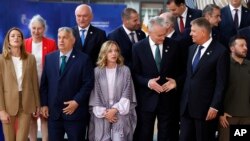 Слева направо: председатель Европарламента Роберта Метсола, премьер-министр Венгрии Виктор Орбан, премьер-министр Италии Джорджа Мелони, президент Литвы Гитанас Науседа, президент Румынии Клаус Йоаннис и президент Украины Владимир Зеленский. Брбссель, 27 июня 2024 г.