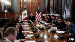 Presiden Meksiko Andres Manuel Lopez Obrador (tengah) bertemu dengan delegasi AS yang dipimpin oleh Menteri Luar Negeri AS Antony Blinken, di Mexico City, Rabu, 27 Desember 2023. (Foto: Rodrigo Oropeza/Reuters)