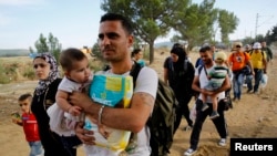 Сирийские беженцы на границе Греции и Македонии. 8 сентября 2015