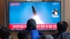 Una pantalla de televisión muestra una imagen de archivo de un lanzamiento de un misil norcoreano durante un noticiero en la Estación Ferroviaria, el lunes 18 de marzo de 2024, en Seúl, Corea del Sur. 