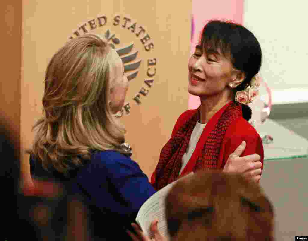 Ngoại trưởng Hoa Kỳ Hillary Clinton giới thiệu bà Suu Kyi lên nói chuyện tại viện Hòa bình ở Washington. 18/9/2012.