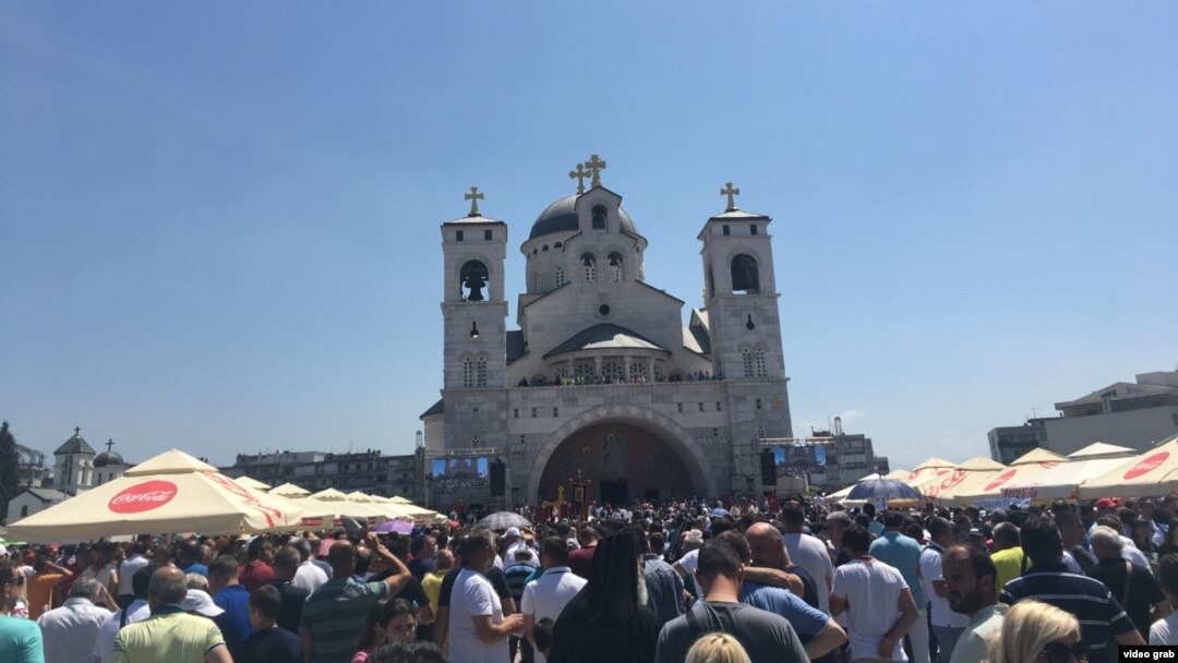 Okupljeni ispred Hrama Hristovog vaskrsenja u Podgorici (Foto: Predrag Milić)
