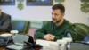 El presidente de Ucrania, Volodymyr Zelenskyy, asiste a una conferencia de prensa conjunta con el secretario general de la OTAN, Jens Stoltenberg, en medio del ataque de Rusia contra Ucrania, en Kiev, Ucrania, el 29 de abril de 2024.
