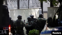 Kikosi maalumu cha polisi kikiingia Ubalozi wa Jamuhuri ya Kislamu ya Iran, mjini Tirana Septemba 8, 2022. Picha na Florion Goga/REUTERS