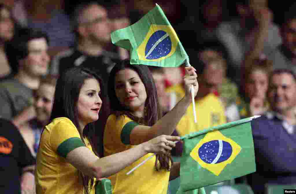 Người hâm mộ Brazil phất cờ trong trận đấu với đội Ai Cập tại Sân vận động Millennium ở Cardiff, ngày 26/7/2012
