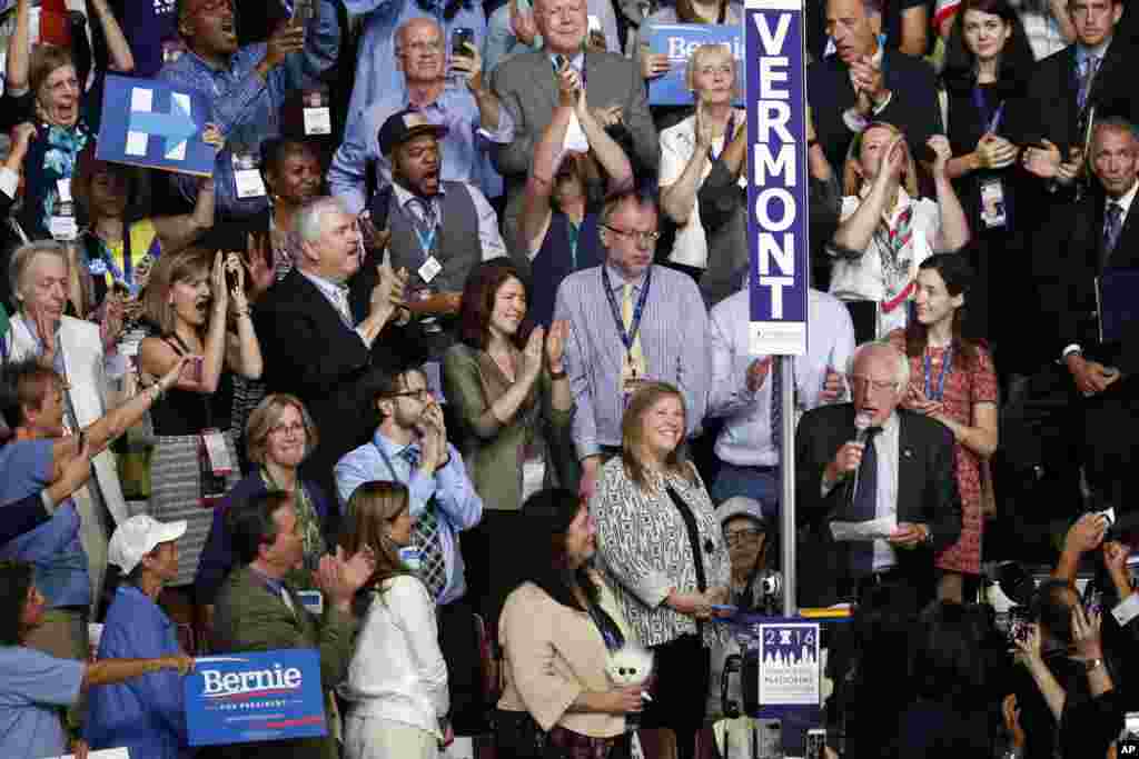 Senator Bernie Sanders meminta agar Hillary Clinton menjadi pilihan dengan suara bulat sebagai presiden Amerika Serikat (26/7). (AP/Mary Altaffer)