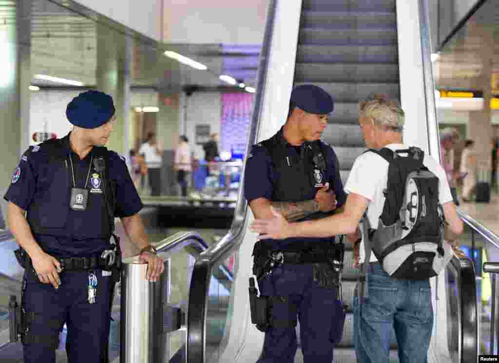 荷兰阿姆斯特丹史基浦机场的上层专门为马来西亚MH-17客机上的乘客亲属开放,该楼层禁止媒体进入