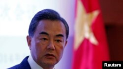 왕이 중국 외교부장.