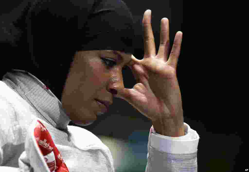 Pemain anggar Ibtihaj Muhammad, atlet AS pertama yang bertanding di Olimpiade dengan berhijab, dalam pertandingan melawan Perancis pada Olimpiade 2016 di Rio de Janeiro, Brazil (8/8). (AP/Andrew Medichini)