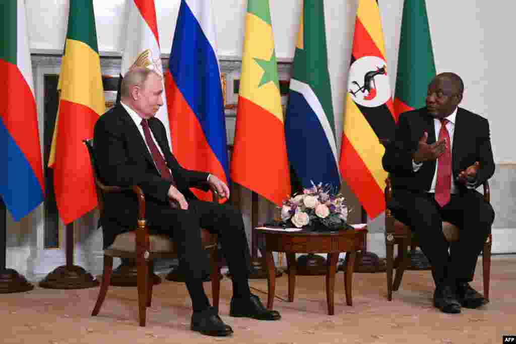 Rais Vladimir Putin (L) wa Rashia na Rais Cyril Ramaphosa (R) wa Afrika Kusini wakutana kwenye Kasri Constantine (Konstantinovsky) kabla ya mkutano na ujumbe wa viongozi wa Afrika.