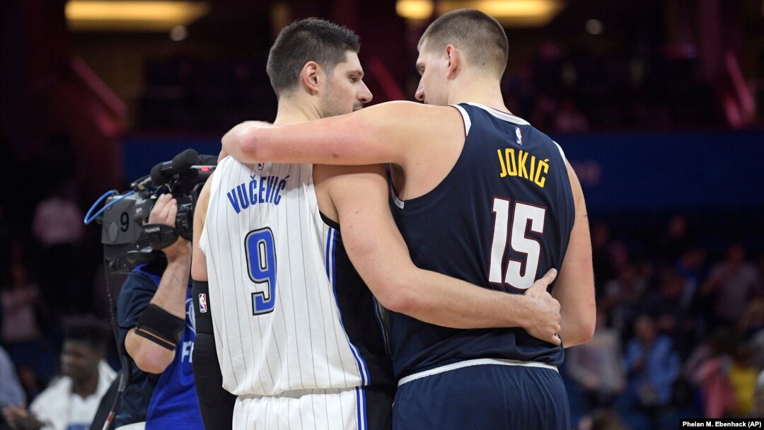 Zagrljaj dvojice Nikola - Jokića i Vučevića, posle utakmice Orlando - Denver na Floridi, 5. decembra 2018. (Foto: Phelan M. Ebenhack)