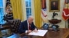 Tổng thống Donald Trump ký các sắc lệnh tại Phòng Bầu dục, Tòa Bạch Ốc, ngày 30/1/ 2025.