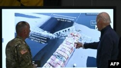 El presidente de Estados Unidos, Joe Biden, participa en una sesión informativa sobre los esfuerzos de respuesta y recuperación del puente Francis Scott Key colapsado en Baltimore, Maryland, el 5 de abril de 2024.