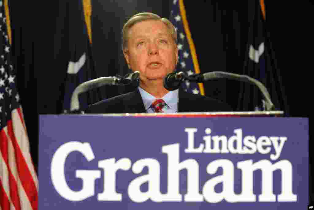 Thượng nghị sĩ Lindsey Graham của đảng Cộng hòa nói chuyện với những người ủng hộ sau khi tái đắc cử tại Columbia, South Carolina, ngày 4/11/2014.