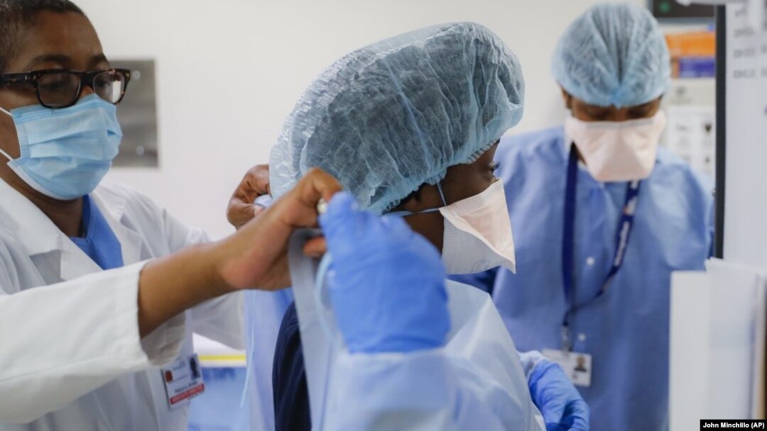 Medicinski radnici u Njujorku (Foto: AP/John Minchillo)